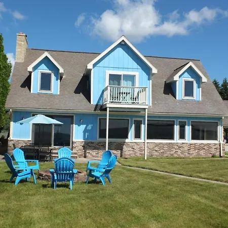 The Life Aquatic - Lakefront Kayaks Included!